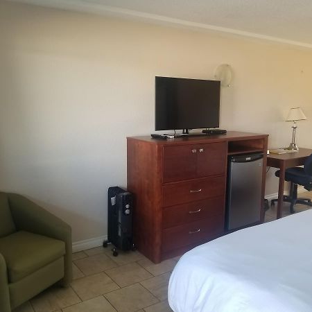 Super 8 By Wyndham Smoky Lake Exterior photo