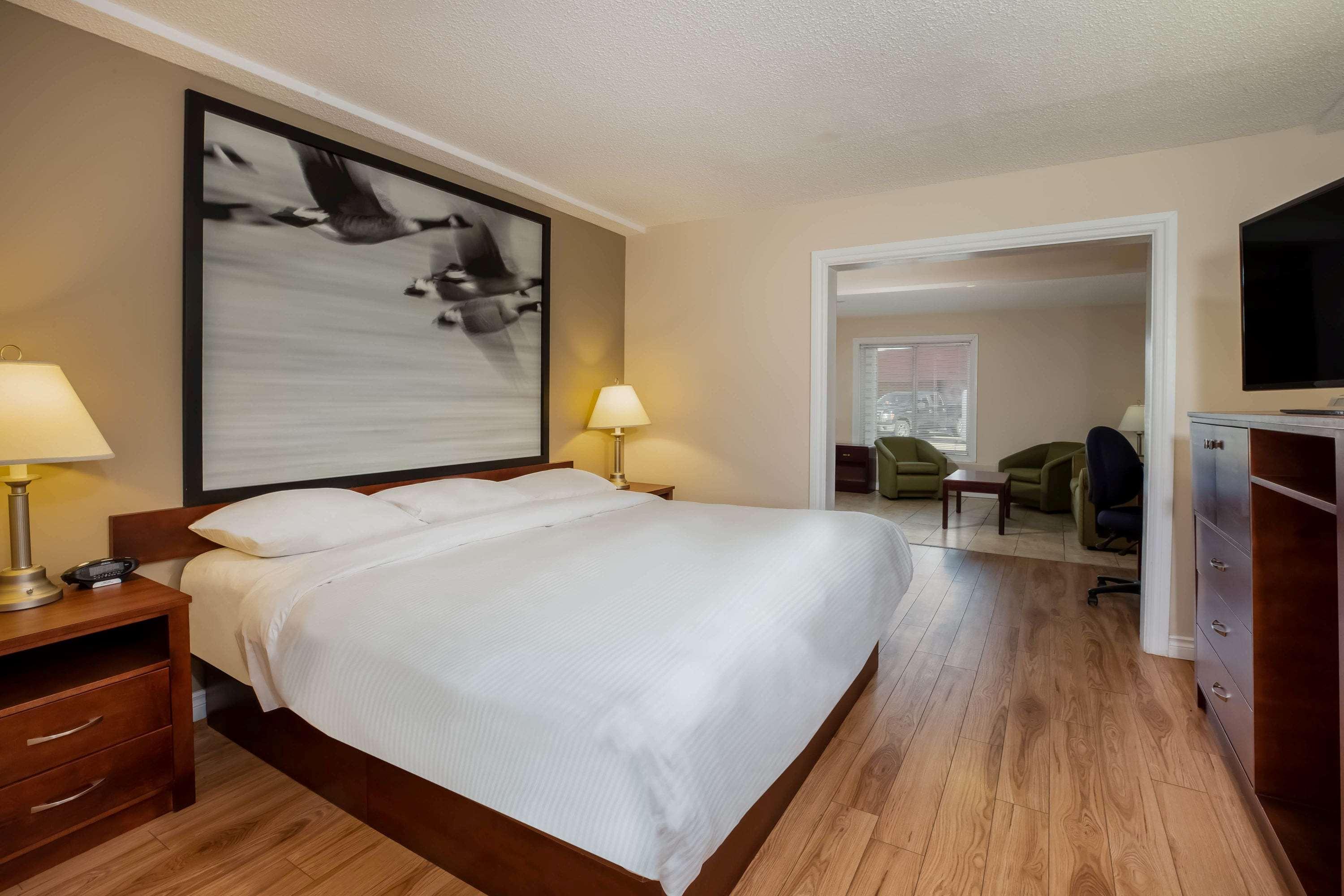 Super 8 By Wyndham Smoky Lake Exterior photo
